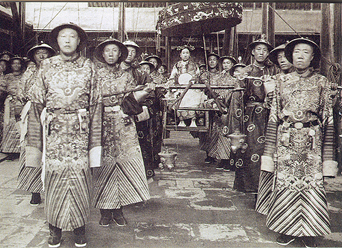 慈禧在颐和园仁寿殿前乘舆照。前为总管太监李莲英（右）、崔玉贵（左）