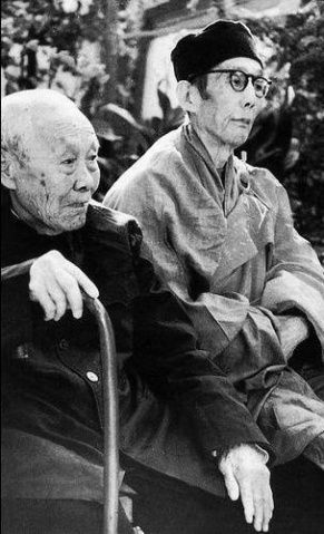 末代<a href=/wiki/TaiJian/ target=_blank class=infotextkey>太监</a>孙耀庭与广化寺主持合影。 末代太监孙耀庭与广化寺主持合影。